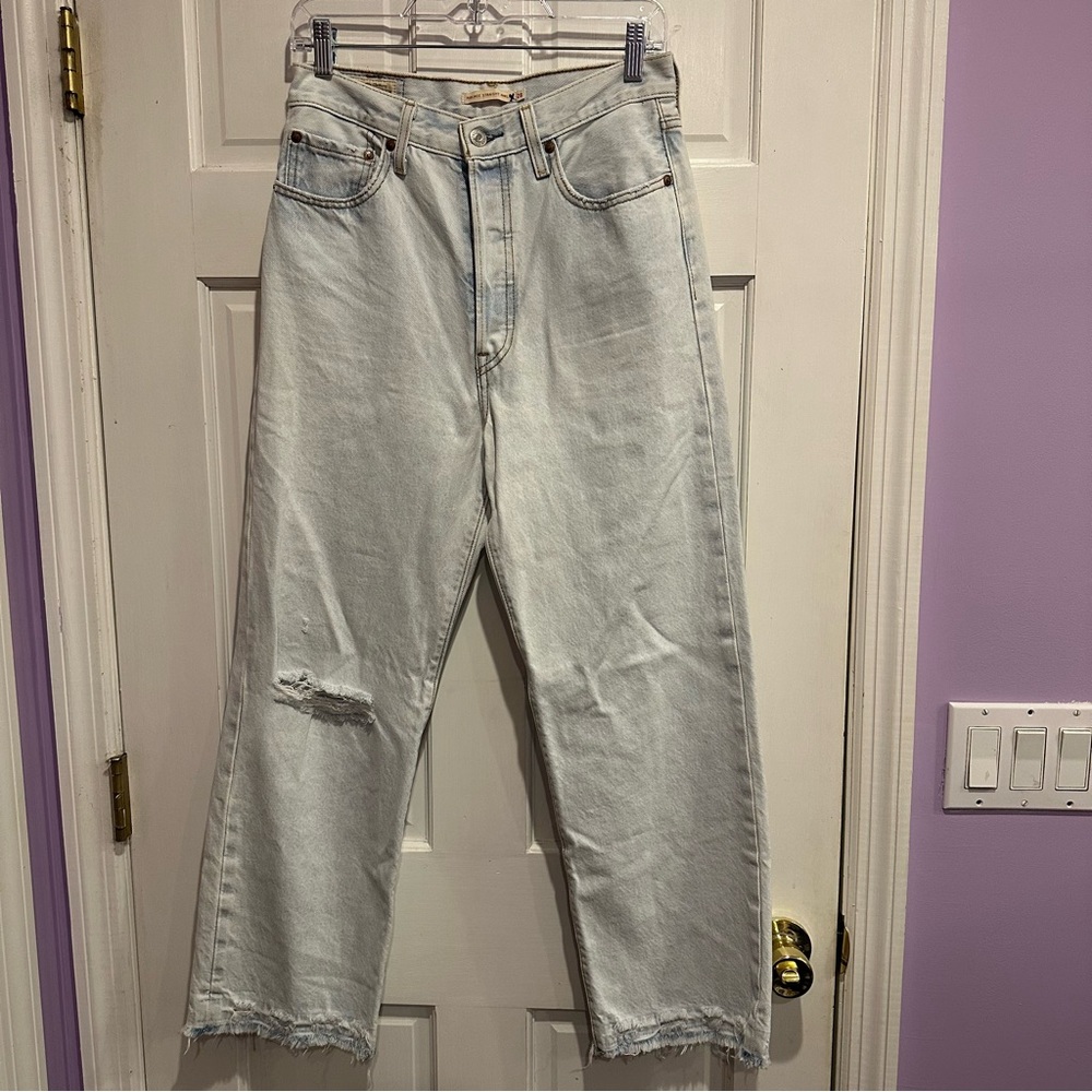 Levi’s Ribcage Straight Ankle Light Wash Jeans 28